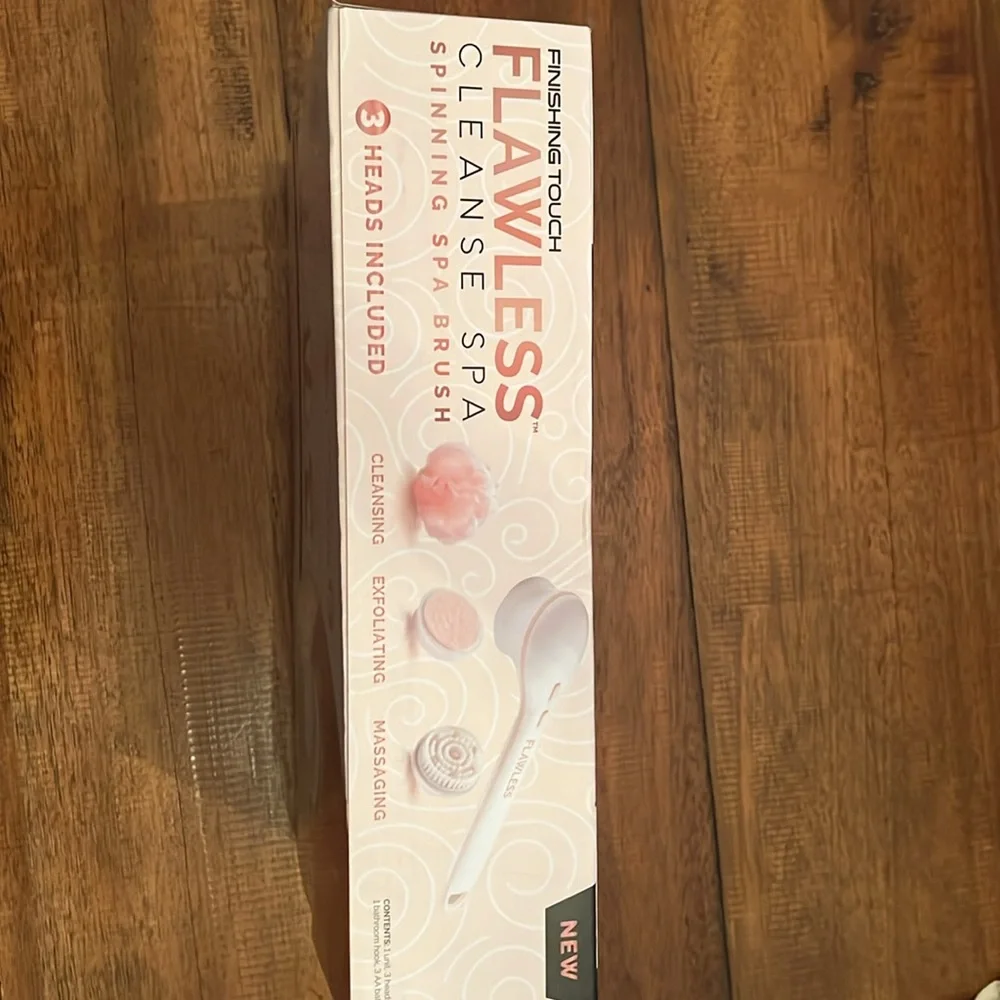 NIB- Finishing Touch-  Flawless Cleanse Spa Brush